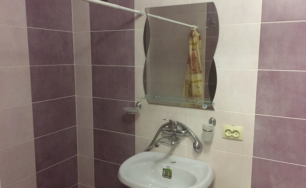 Четырехместный «Люкс» с балконом. Гостевой дом на Комарова 17. Витязево