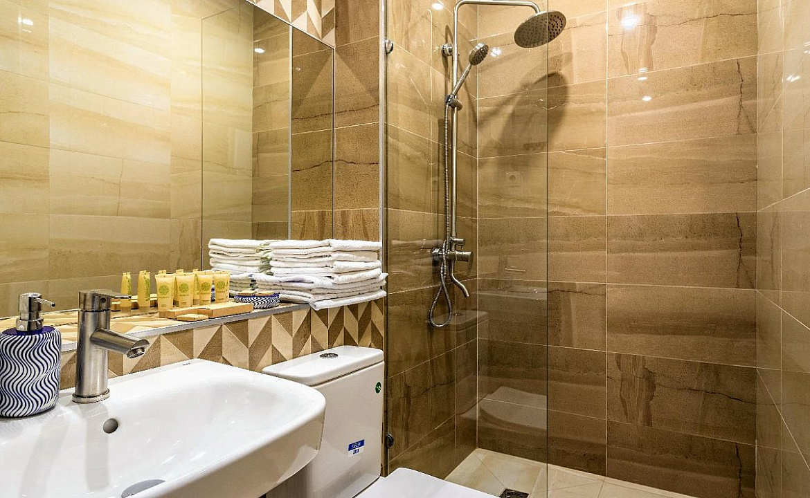 Номер Люкс с балконом и видом на море. Отель «БРЮТ». Геленджик