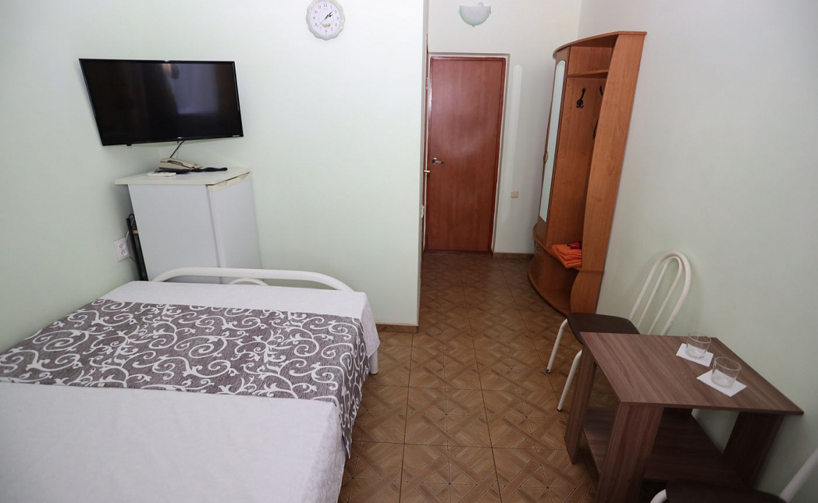 Номер в цоколе 2-х местный. Гостевой дом "Астра" - Витязево. Витязево