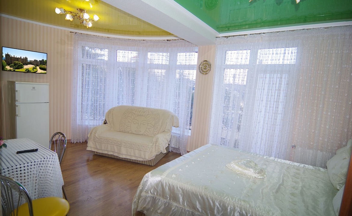 Люкс 4-х местный (Семейный) с панорамным видом( Комната № 4). Частный гостевой дом у Ярославовны. Алушта