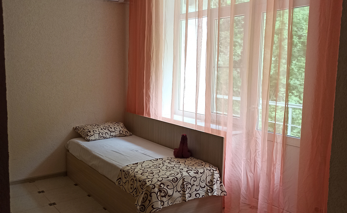 Трёхместный номер стандарт с балконом. Гостевой дом Белые скалы. Лазаревское