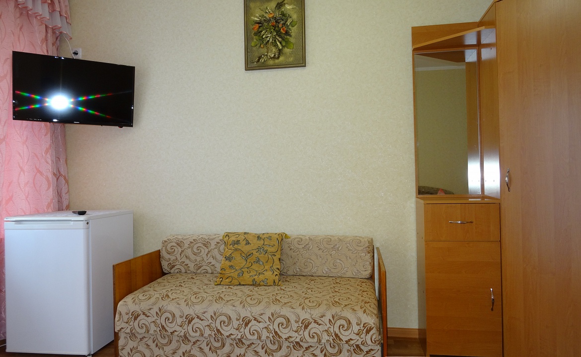 3х местный стандарт с выходом в сад. Гостиница "Водолейчик". Алушта