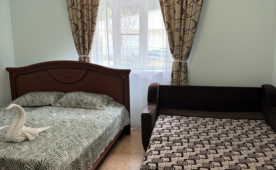 Семейный 3-х комнатный 1 этаж. Гостевой дом "Пантера". Гагра