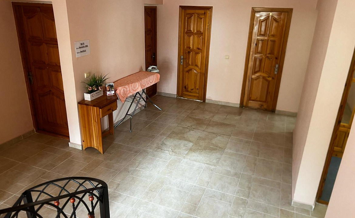 Четырёхместный номер с одной двуспальной и двумя односпальными кроватями. Гостевой дом Эксклюзив. Вардане