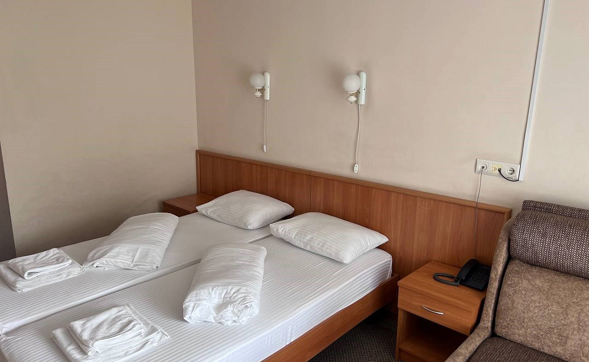 Двухместный номер «комфорт» с двумя раздельными кроватями. Отель "Галотель". Адлер