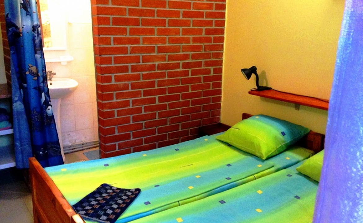 Двухместный номер с душем в отеле на берегу Черного моря. Гостиница "Тихий отель". Приморский