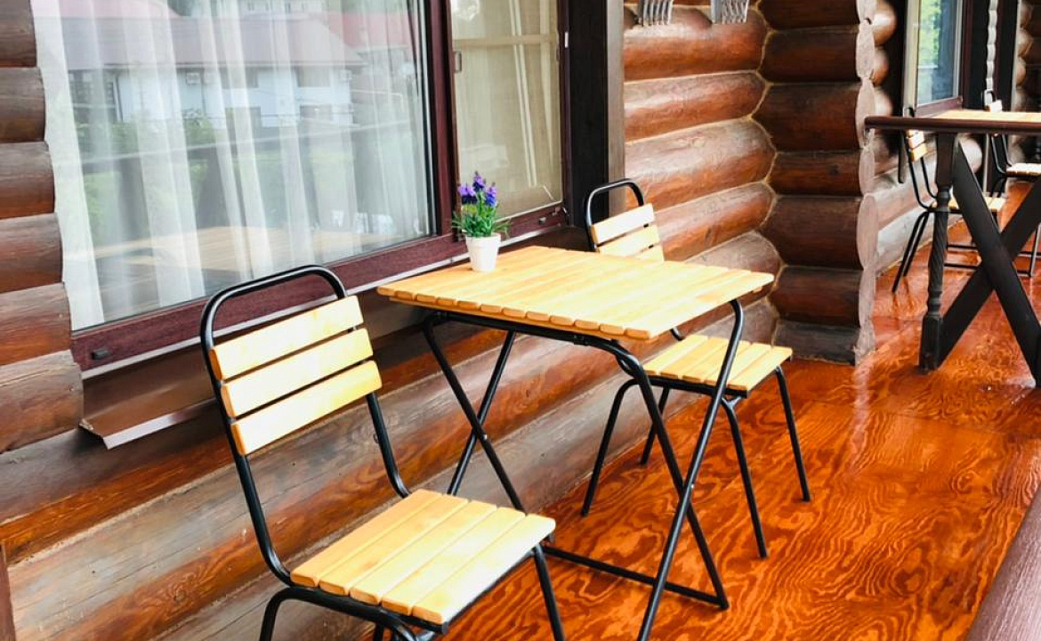 Трехместный номер с балконом. Гостевой дом ШарЛООтка. Лоо