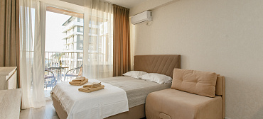 Светлая студия с видом на морской закат