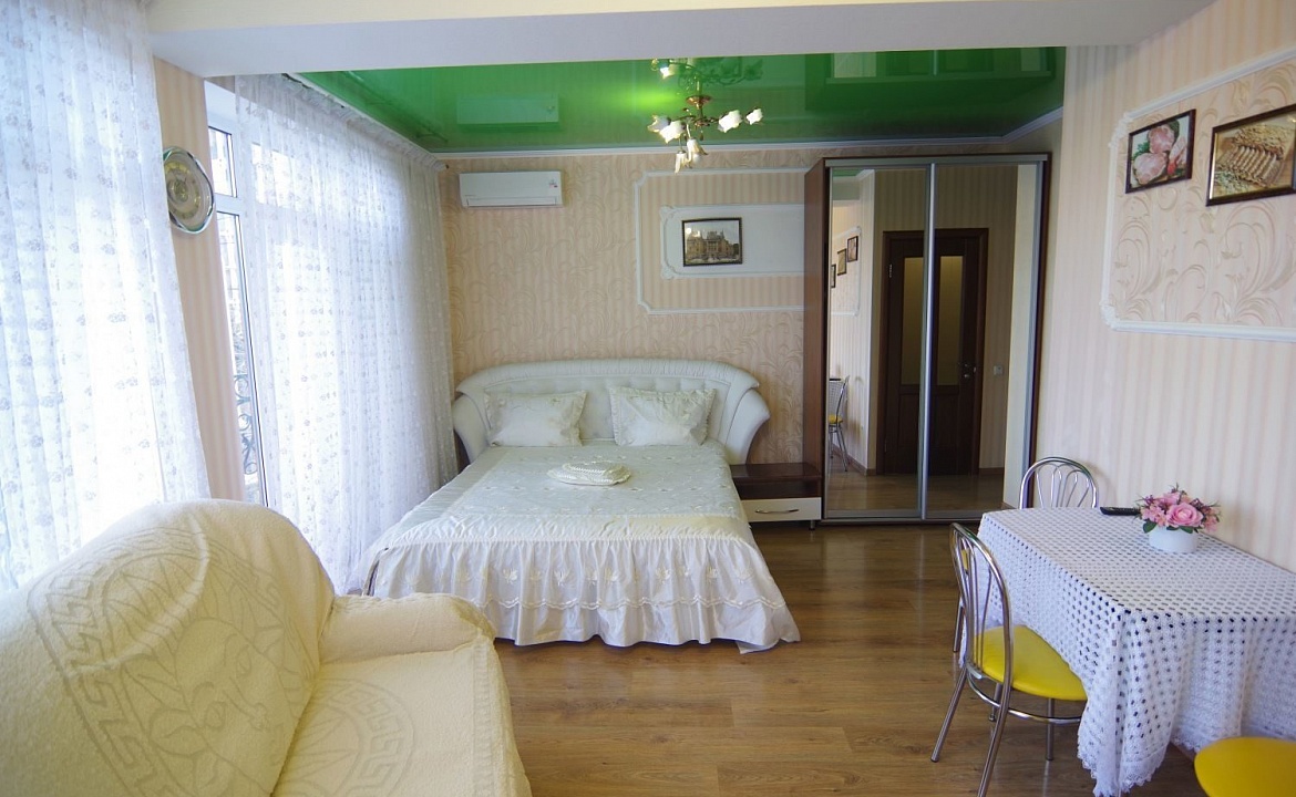 Люкс 4-х местный (Семейный) с панорамным видом( Комната № 4). Частный гостевой дом у Ярославовны. Алушта