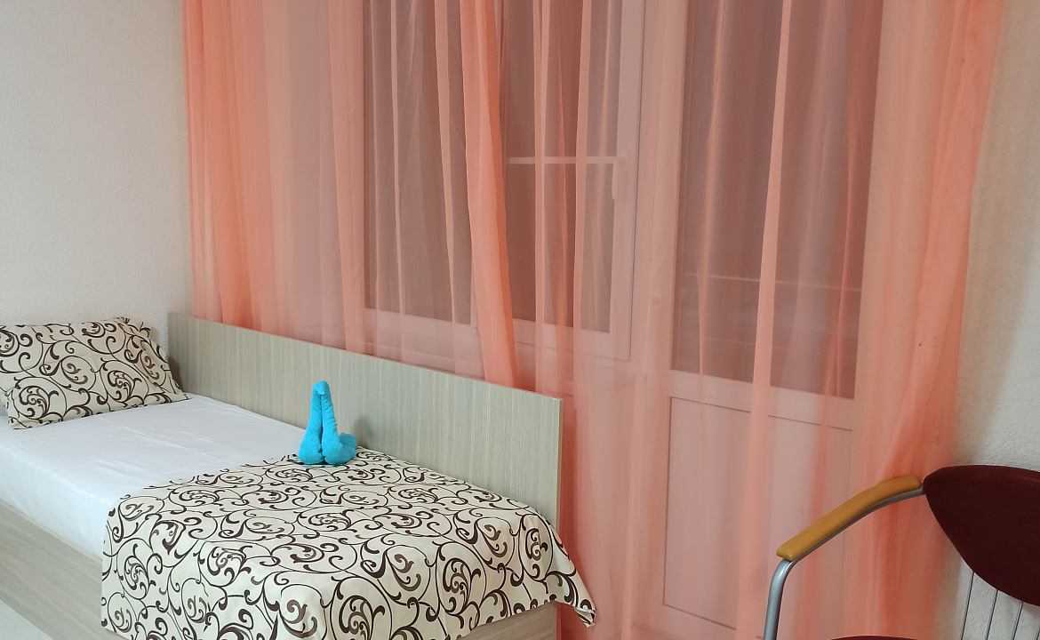 Трёхместный номер стандарт с балконом. Гостевой дом Белые скалы. Лазаревское