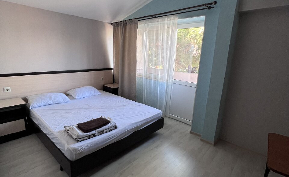 Четырехместный улучшенный номер с балконом, от 1 до 4 гостей, двуспальная кровать, балкон. Мини-отель Моника. Анапа