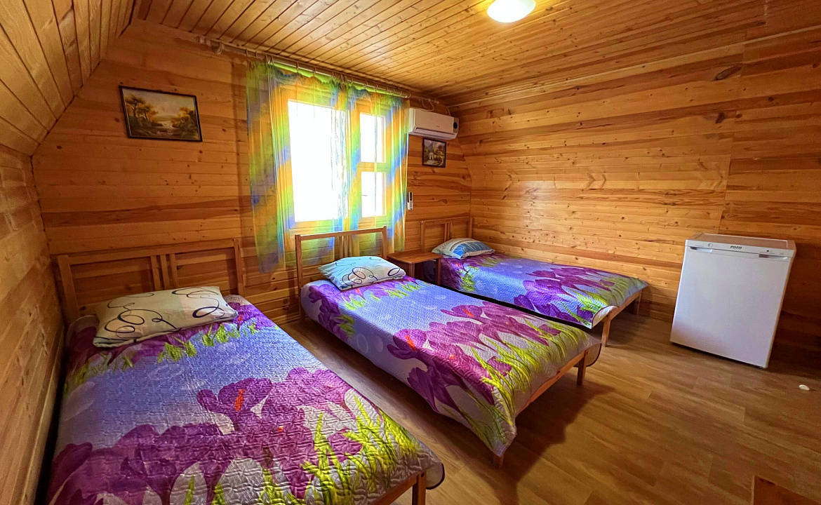 Трехместный номер «ЭКОНОМ». Гостевой комплекс «Солнышно». Кабардинка