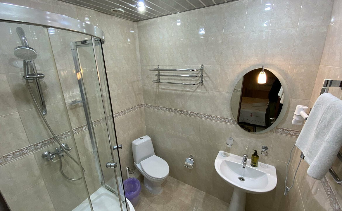 Стандартный двухместный номер. Отель Пионер. Лоо