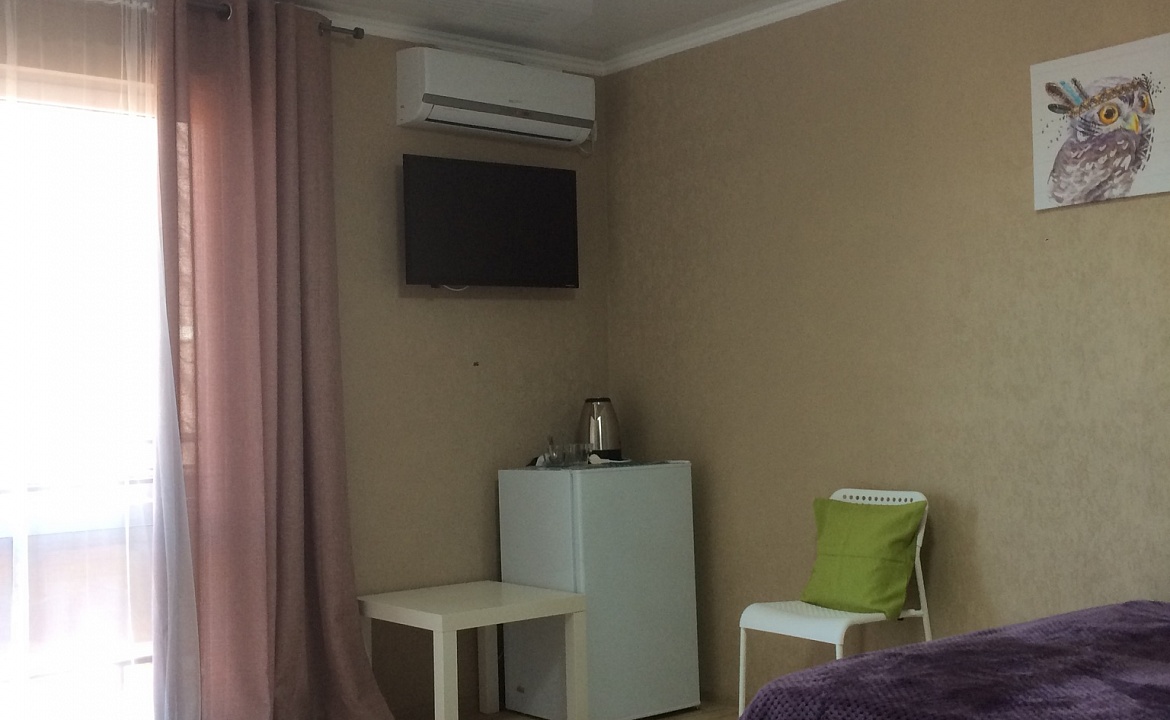 Трёхместный номер. Гостевой дом «Пчела». Ейск