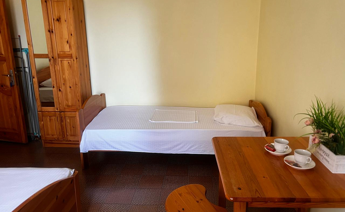 Трёхместный номер с двуспальной кроватью и односпальной кроватью. Гостевой дом Эксклюзив. Вардане