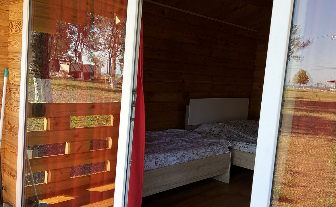 Дом на берегу моря. База отдыха Сосновый бор. Сухум