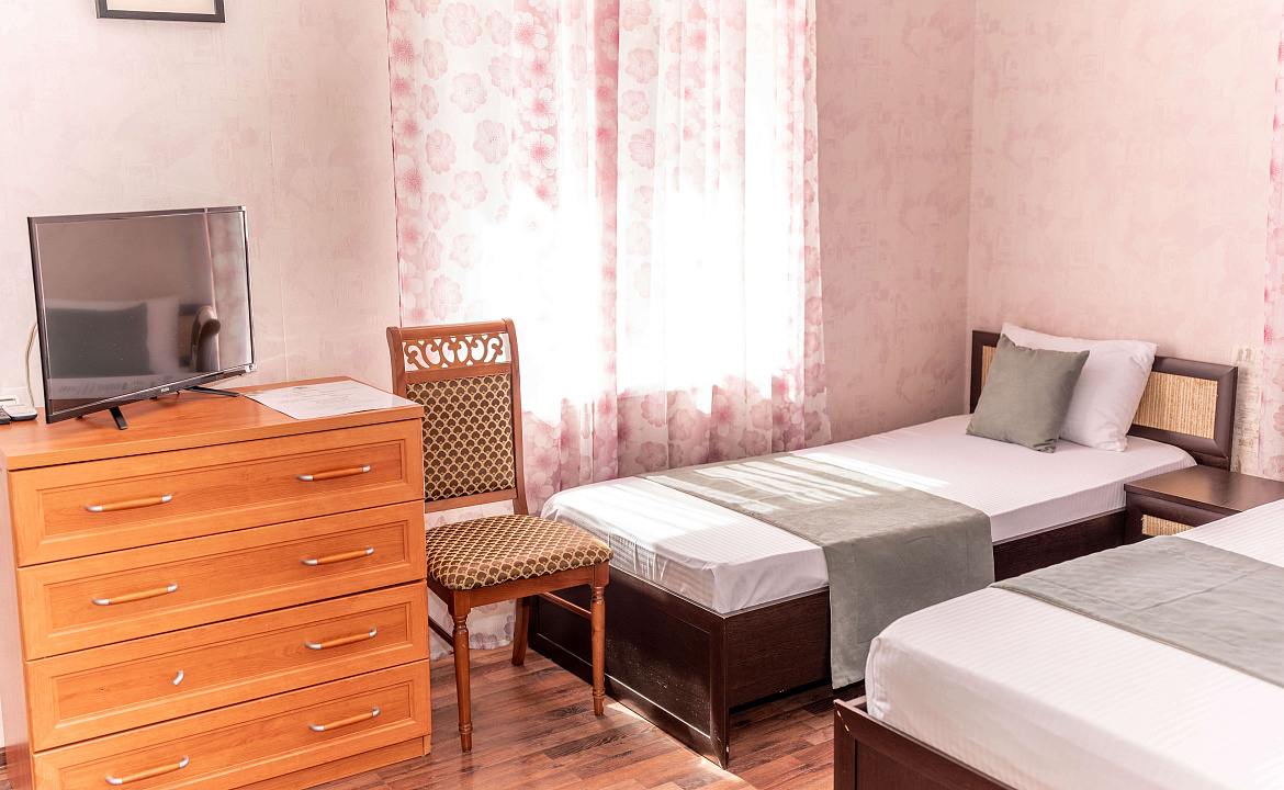 Трехместный Бюджетный Стандарт. Курортный гостиничный комплекс “Можжевеловый Парк”. Кабардинка