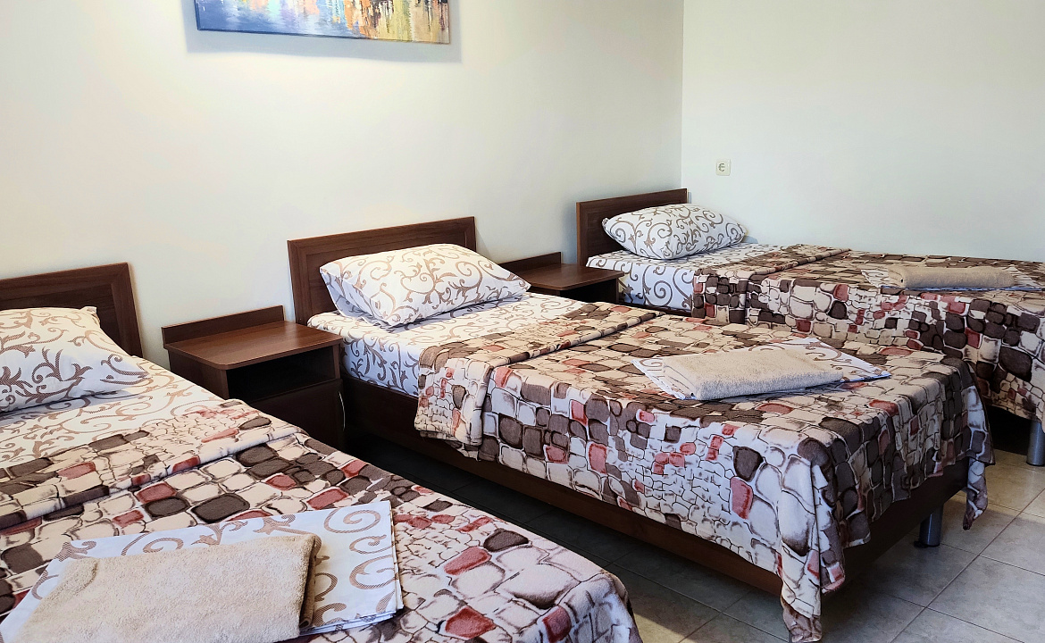 Трехместный с удобствами и балконом. Кровати раздельные. Гостевой дом "Одиссей" - Кабардинка. Кабардинка