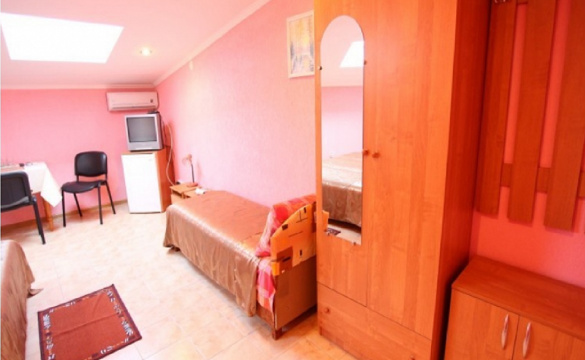 1 комн на 4 чел без балкона Гостей 4. Гостевой дом "Светлана" - Заозерное. Заозерное