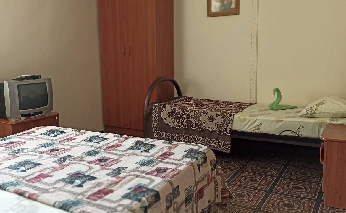Трёхместный номер эконом. Гостевой дом Белые скалы. Лазаревское