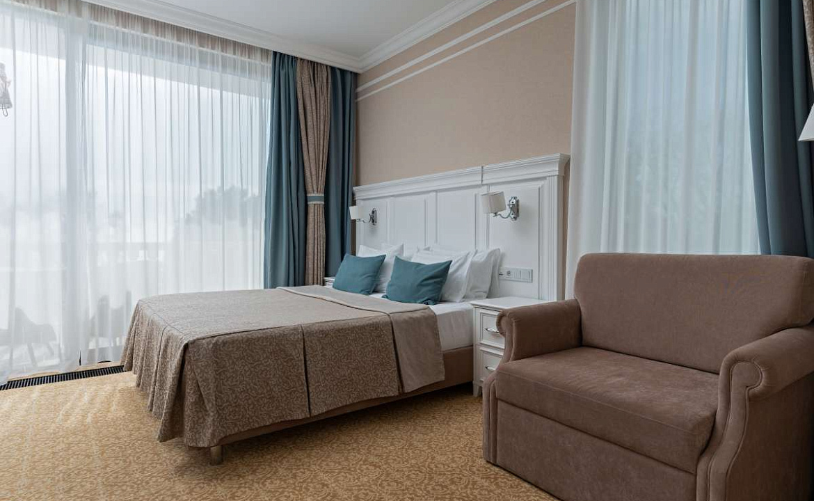 Однокомнатный двухместный номер «Стандарт». Семейный отель Династия. Геленджик