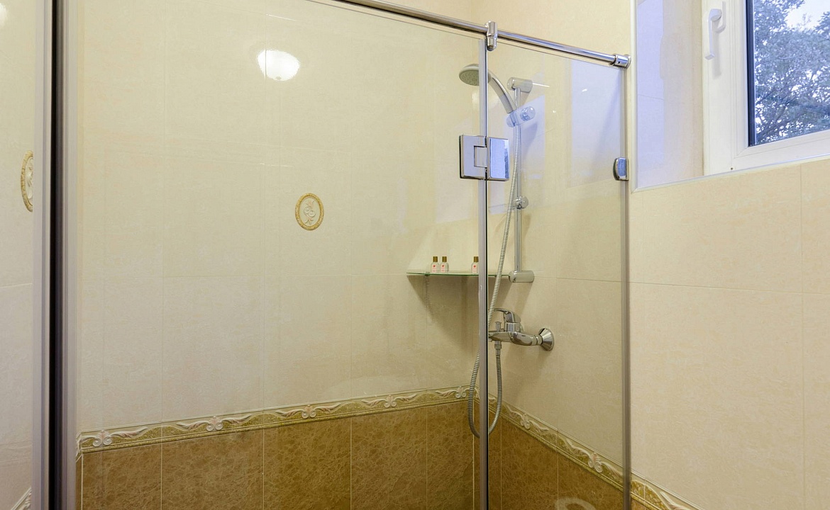 Гранд (однокомнатный четырехместный номер класса «Люкс»). Отель "Гранд Флер". Форос