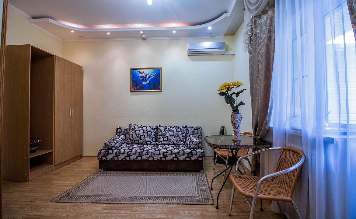 Четырехместный номер-комфорт с двуспальной кроватью и диваном-кроватью. Отель "Москва". Геленджик