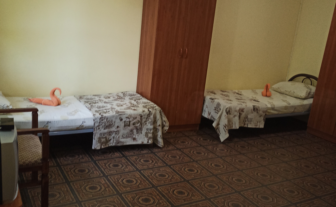 Четырехместный номер эконом с двуспальной кроватью. Гостевой дом Белые скалы. Лазаревское