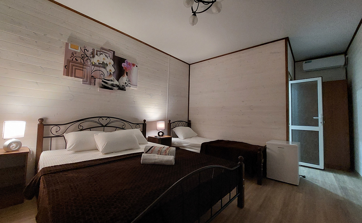 Комфорт с видом на сад. Гостевой дом ЛЕТО. Пицунда