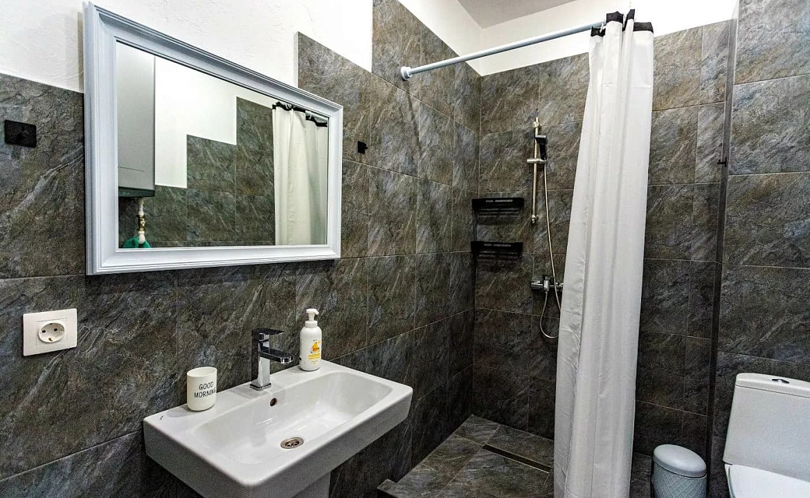 Половина дома (трехкомнатный люкс). Половина дома (трехкомнатный люкс) "У Жоровны". Геленджик Половина дома (трехкомнатный люкс). Половина дома (трехкомнатный люкс) "У Жоровны". Геленджик