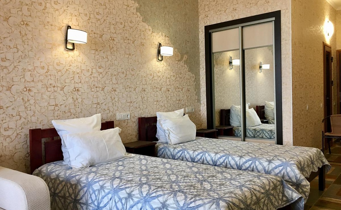 Полулюкс с балконом. Частный гостевой дом Гостевой Дом "Санрайс"/ SUNRISE. Феодосия Полулюкс с балконом. Частный гостевой дом Гостевой Дом "Санрайс"/ SUNRISE. Феодосия