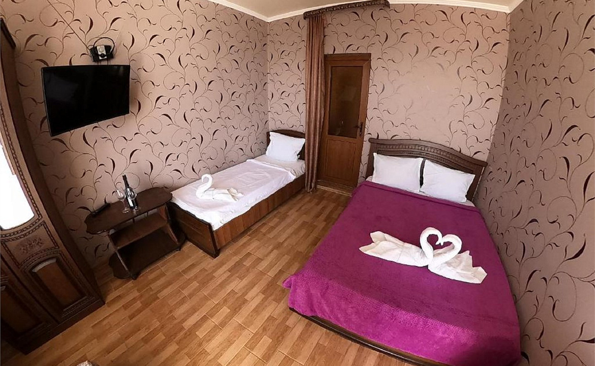 Трехместный номер. Отель GrandLoo. Лоо Трехместный номер. Отель GrandLoo. Лоо