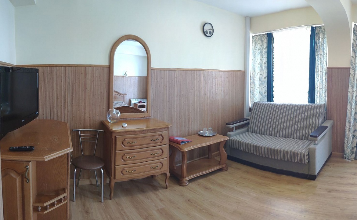 Однокомнатный полу-Люкс №5. Гостевой дом "Рай". Алушта