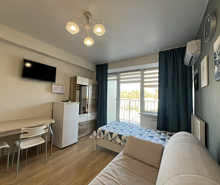 Студия у моря с видом на горы 219к2. Светлая квартира с террасой и морем. 