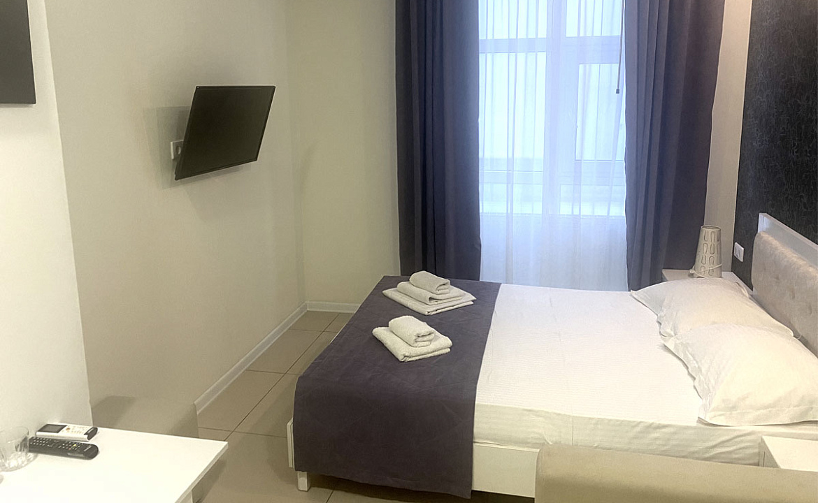 2-х местный номер «Улучшенный» с двуспальной кроватью. Отель «Эра». Анапа