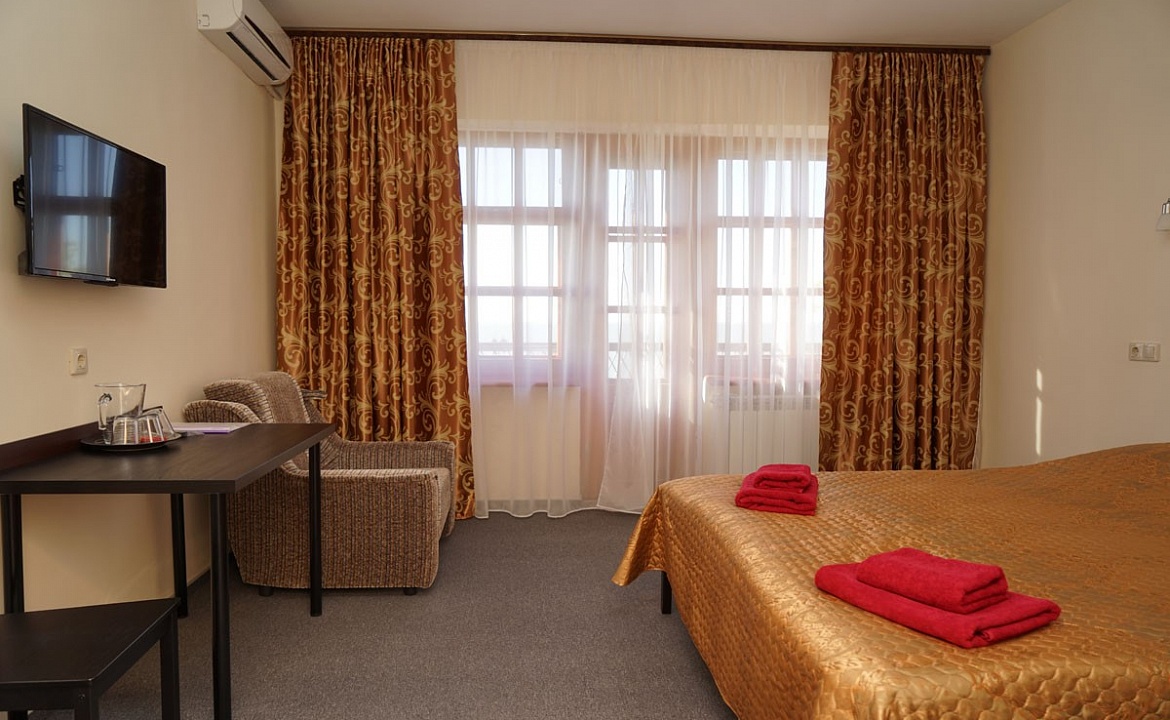 Трехместный номер с балконом и видом на море. Гостиница «Каменка». Ейск