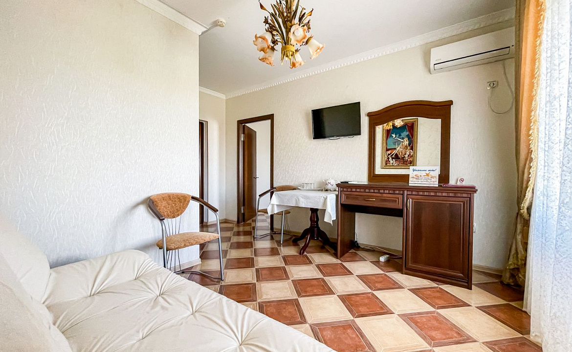 Люкс 2-х комнатный (малый) с балконом. Anzhelina Family Hotel. Витязево