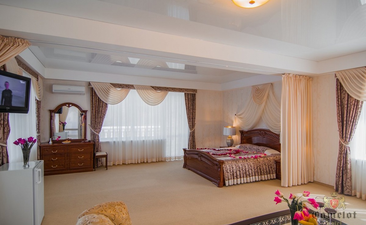 ЛЮКС. Отель «Камелот». Малореченское