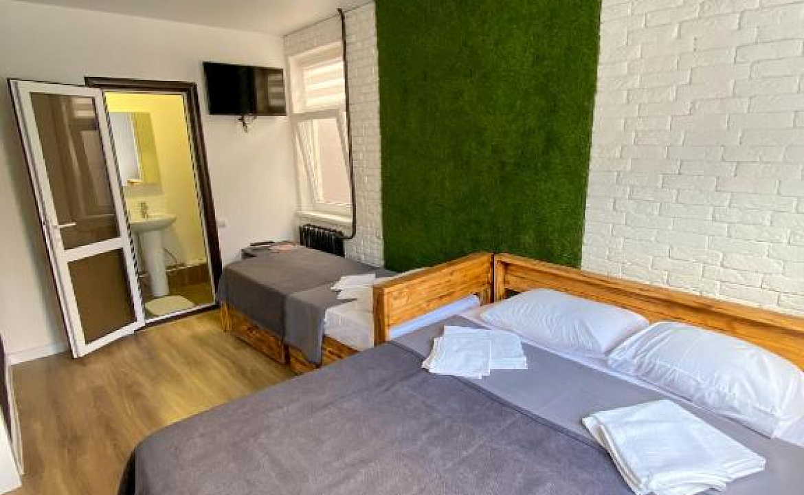 Трехместная комната на втором этаже 2. Гостевой дом GreenWall. Анапа