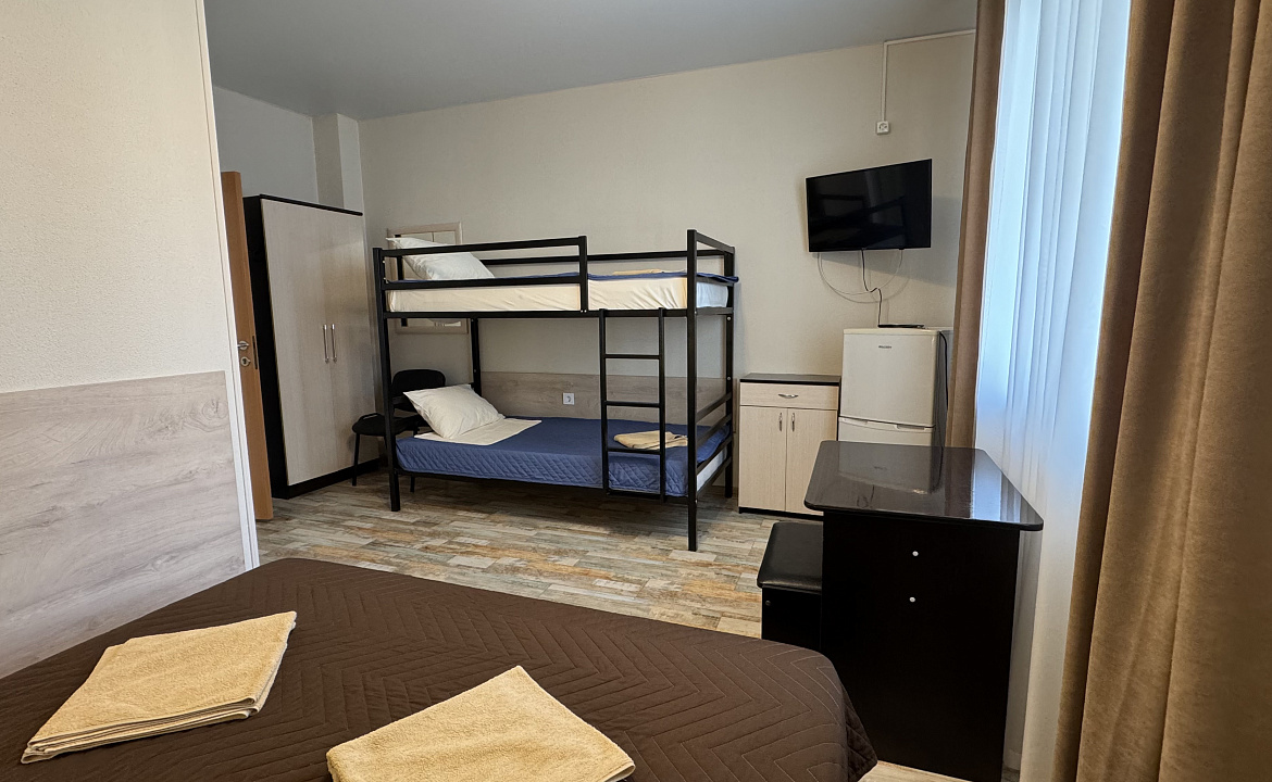 4-х местный номер / 4-х местный номер (мансарда). Гостевой дом «Акварель». Ольгинка