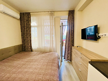 Квартира в многоквартирном доме Светлая студия у моря с террасой