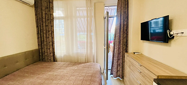 Квартира в многоквартирном доме Светлая студия у моря с террасой