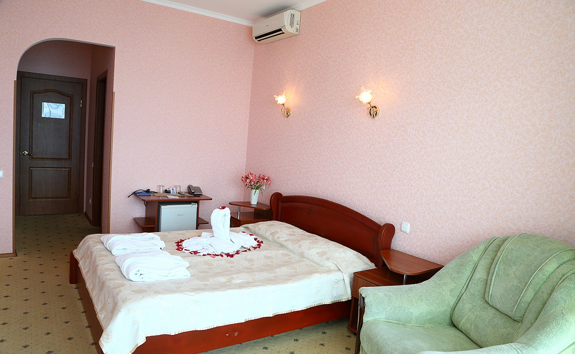 Полулюкс. Отель Majestic. Партенит