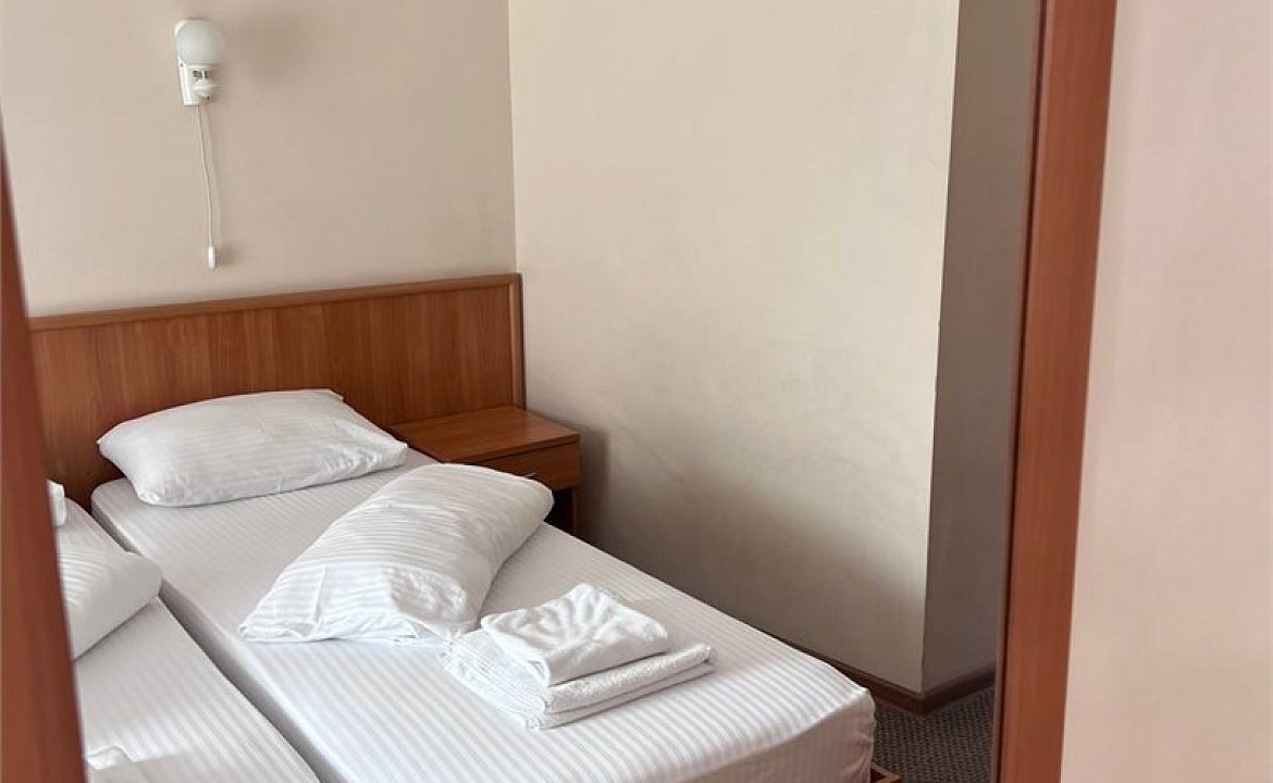 Двухместный номер «комфорт» с двумя раздельными кроватями. Отель "Галотель". Адлер