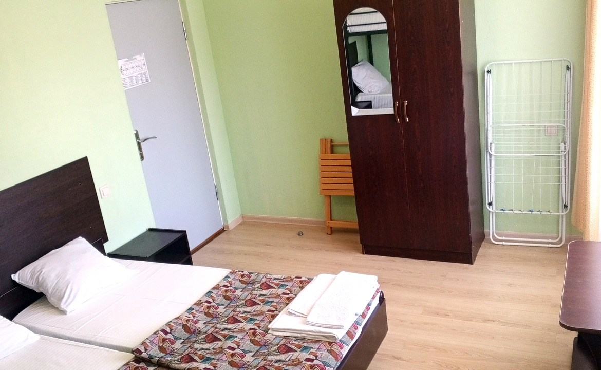 Четырёхместный номер с балконом. Отель "Гермес" . Вардане Четырёхместный номер с балконом. Отель "Гермес" . Вардане