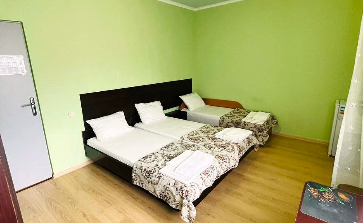 Стандарт трёхместный с доп. местом и балконом. Отель "Гермес" . Вардане Стандарт трёхместный с доп. местом и балконом. Отель "Гермес" . Вардане