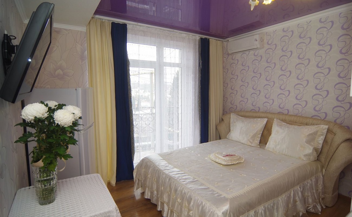 Комфорт 2-х местный с балконом( Комната №5). Частный гостевой дом у Ярославовны. Алушта