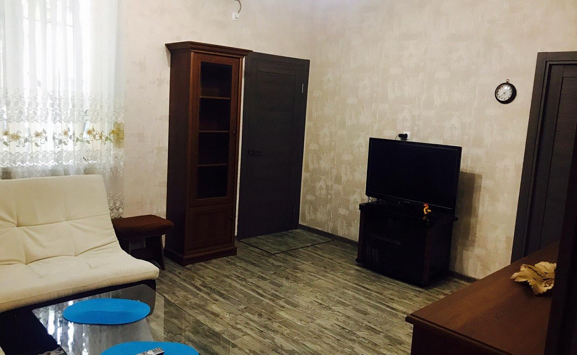 Двухкомнатные апартаменты. Квартира в многоквартирном доме Апартаменты "Кедр". Ялта