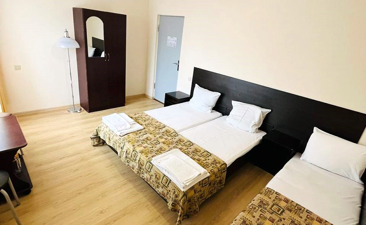 Стандарт трёхместный с доп. местом и балконом. Отель "Гермес" . Вардане Стандарт трёхместный с доп. местом и балконом. Отель "Гермес" . Вардане