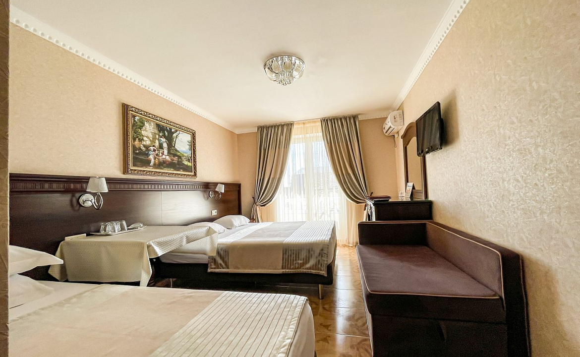 Полулюкс 4-х местный (с балконом). Anzhelina Family Hotel. Витязево